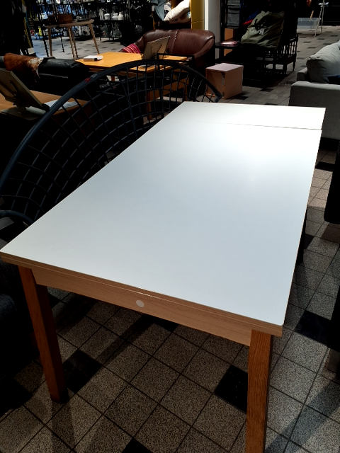 Spisebord med udtræk